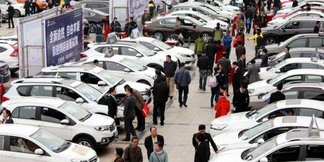 Китай покупает все меньше автомобилей. Болезненная ситуация для GM и VW
