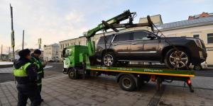 Власти Москвы рассказали об эвакуации машин с нечитаемыми номерами
