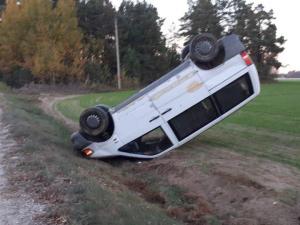 Под Гродно пьяный "повторник" на Mercedes вылетел в поле и опрокинулся. Автомобиль конфискуют