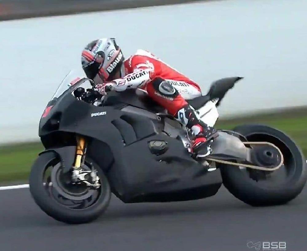 Супербайк Ducati Panigale V4 R 2019 тестировали на трасса Брэндс-Хэтч