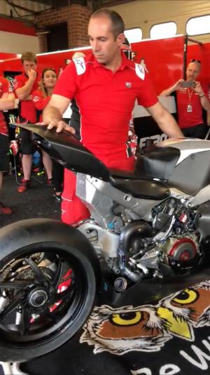 Супербайк Ducati Panigale V4 R 2019 тестировали на трасса Брэндс-Хэтч