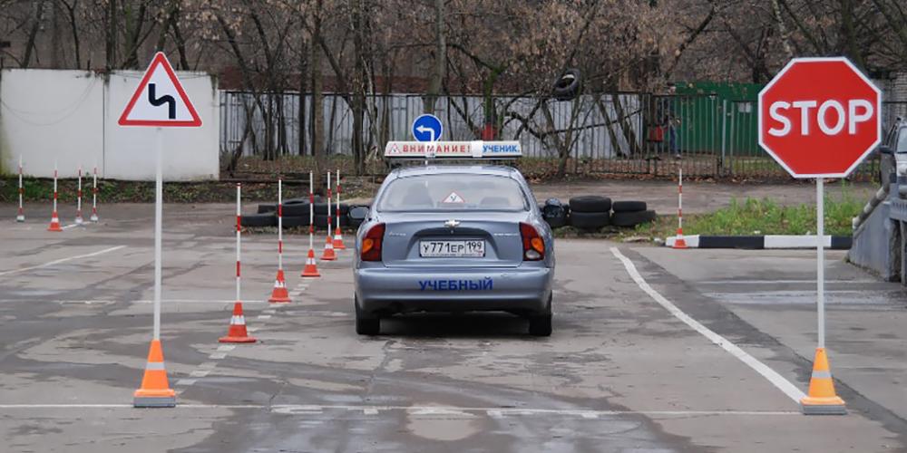 Учеников российских школ предложили обучать вождению
