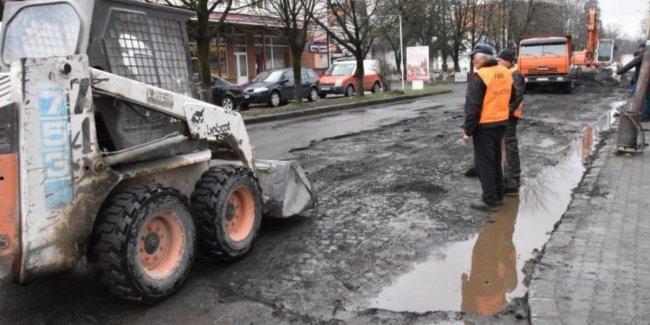 В Киеве дорожники сняли слой асфальта не на той улице
