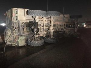 В Киеве опрокинулся военный грузовик