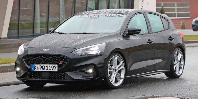 Новый Ford Focus ST впервые засняли без камуфляжа