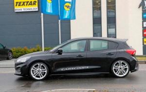Новый Ford Focus ST впервые засняли без камуфляжа