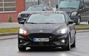 Новый Ford Focus ST впервые засняли без камуфляжа