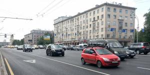 Электрокары предложили пустить на выделенные полосы