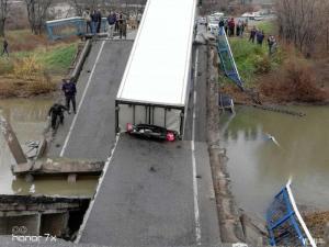 В Приморье под тяжестью грузовика рухнул автомобильный мост