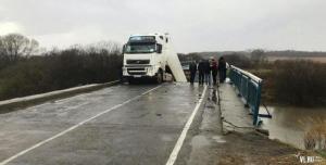 В Приморье под тяжестью грузовика рухнул автомобильный мост