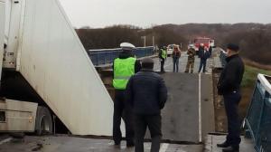 В Приморье под тяжестью грузовика рухнул автомобильный мост