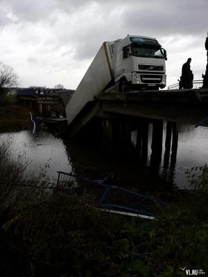 В Приморье под тяжестью грузовика рухнул автомобильный мост