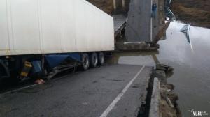 В Приморье под тяжестью грузовика рухнул автомобильный мост