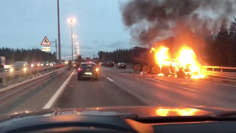 В Петербурге столкнулись фура и легковой автомобиль, есть погибшие