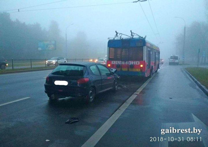 Фотофакт. В Бресте легковушка протаранила троллейбус