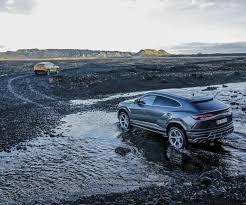 Видео: конвой Lamborghini Urus проехал по живописным местам Исландии
