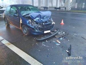 Фотофакт. В Бресте легковушка протаранила троллейбус