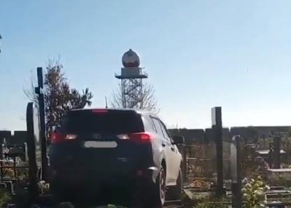 В Харькове священник на джипе снес десять памятников на кладбище