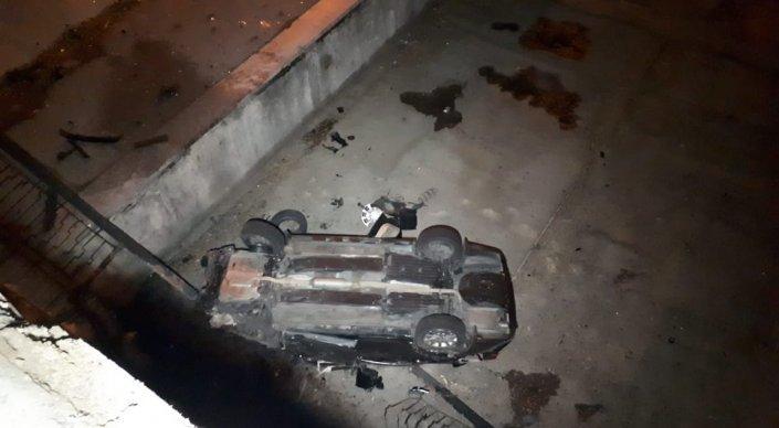 Автомобиль рухнул с моста в реку после ДТП в Алматы