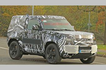 Новый Land Rover Defender засняли в укороченном трехдверном кузове
