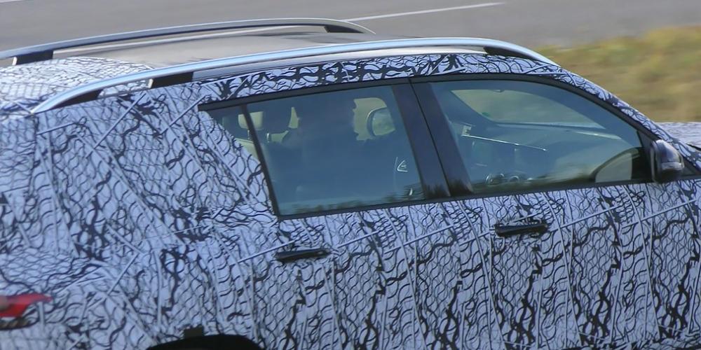 Испытания нового кроссовера Mercedes-Benz GLB показали на видео