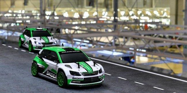 Skoda устроила гонку игрушечных машинок по своему заводу
