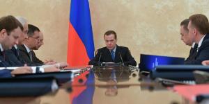 Медведев подписал постановление по стабилизации цен на бензин

