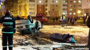 В центре Гомеля Renault врезался в столб и перевернулся, погиб водитель