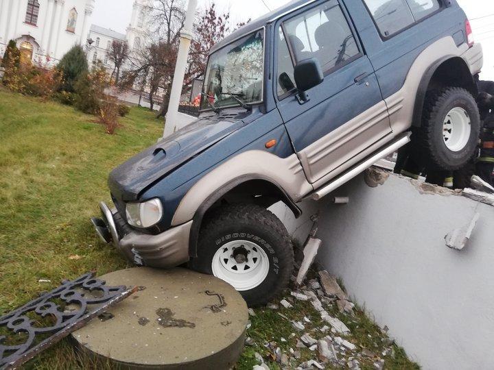 В Витебске внедорожник едва не упал в реку: водителя спас... люк