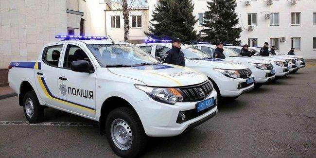 Правоохранителям снова выдали новые автомобили