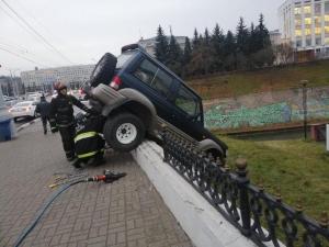 В Витебске внедорожник едва не упал в реку: водителя спас... люк