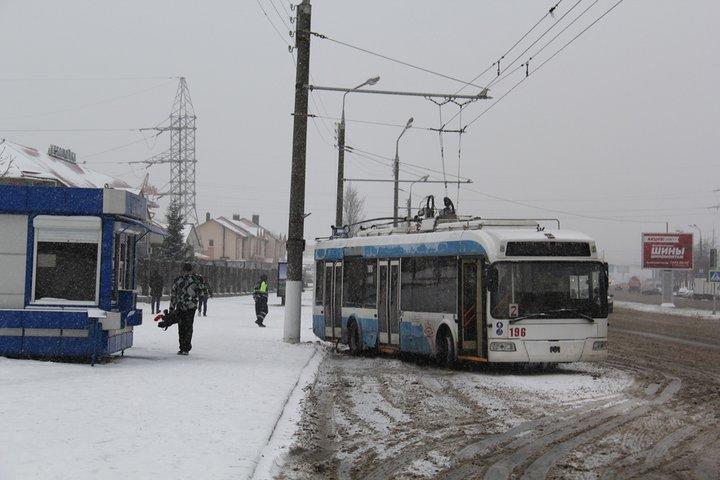 В Витебске троллейбус занесло, он врезался в столб: пострадала пассажирка