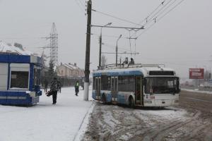 В Витебске троллейбус занесло, он врезался в столб: пострадала пассажирка