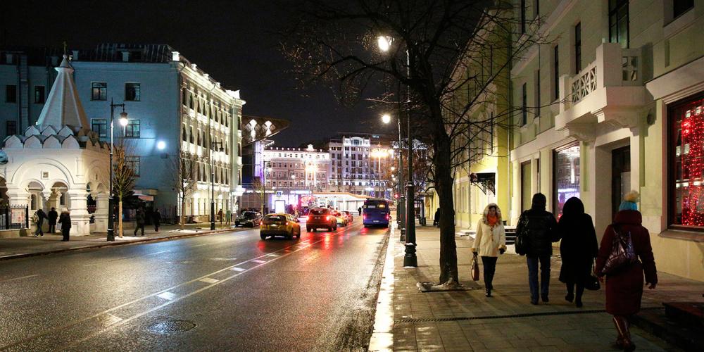 Московских водителей попросили отказаться от поездок на летней резине