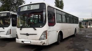 Автобус вытолкнул на обочину автомобиль пенсионера в Алматы