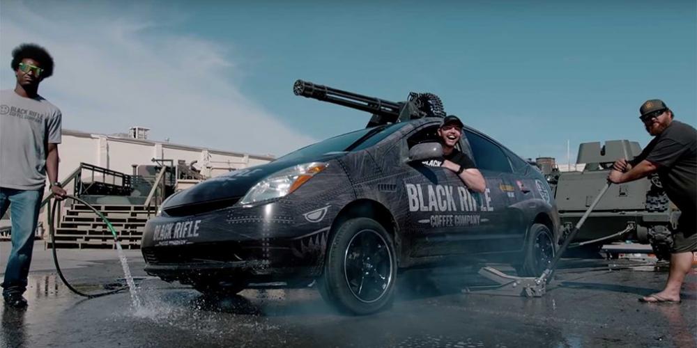 Toyota Prius получил шестиствольный пулемет