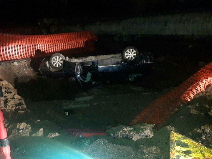 В Минске Citroen опрокинулся в котлован