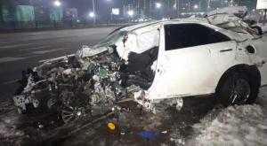 Водитель Toyota Camry чудом выжил в страшном ДТП в Алматы
