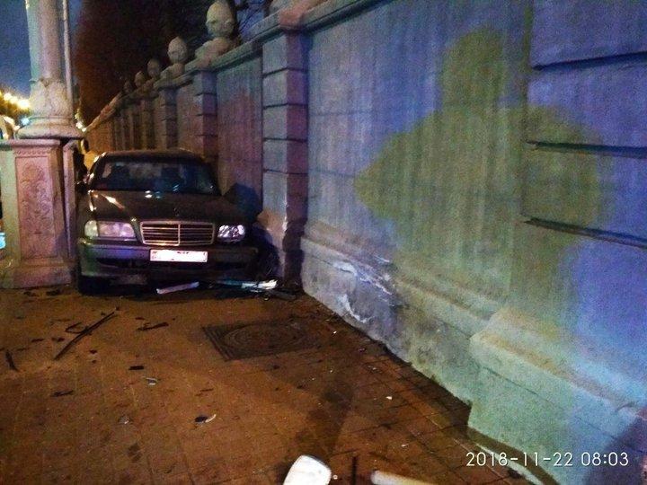 В Минске после столкновения две легковушки оказались на тротуаре: пострадали два человека
