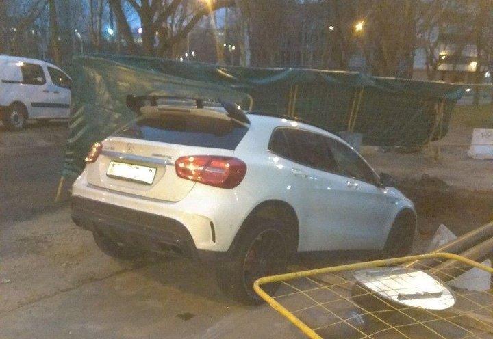 В столице пьяная женщина на Mercedes влетела передними колесами в котлован
