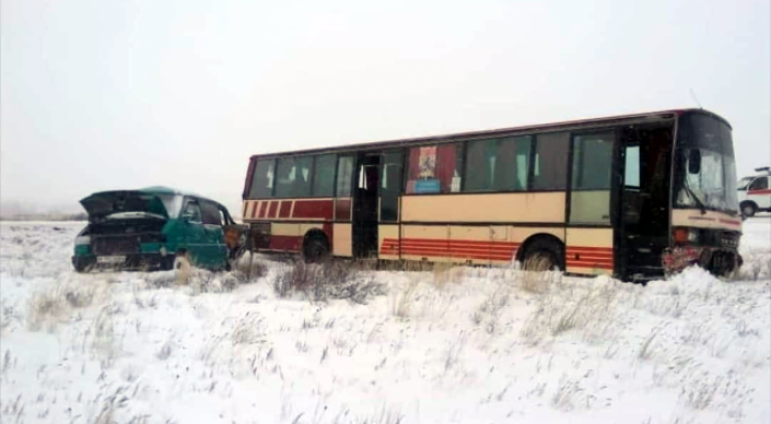 Два автобуса столкнулись на трассе под Карагандой: погибли три человека 