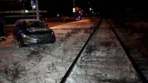 Hyundai врезался в поезд в Алматы