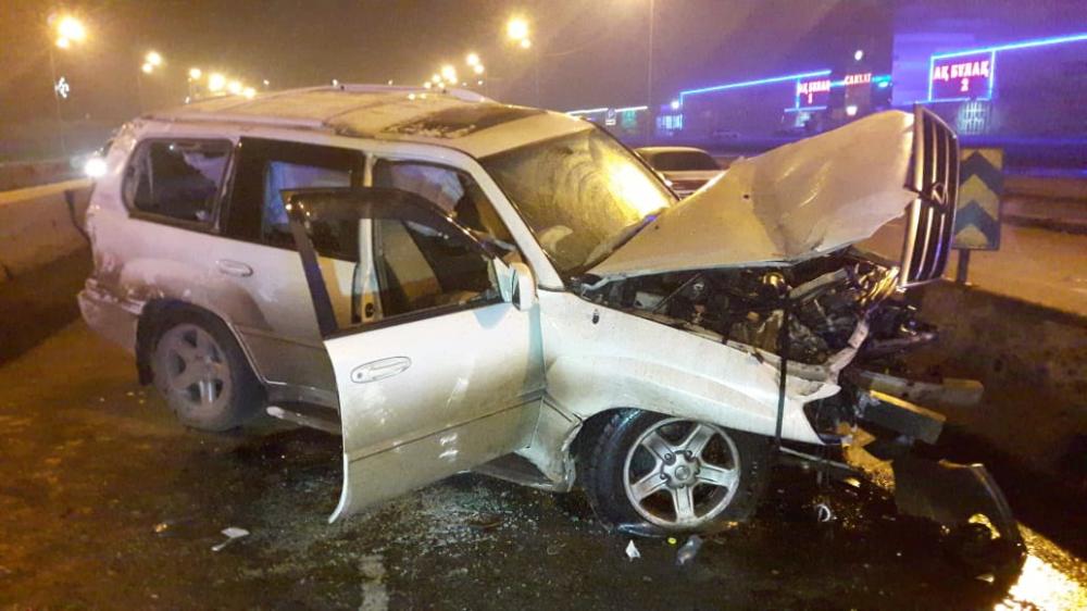 Lexus на полном ходу врезался в бетонную плиту в Алматы