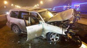 Lexus на полном ходу врезался в бетонную плиту в Алматы