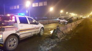 Lexus на полном ходу врезался в бетонную плиту в Алматы