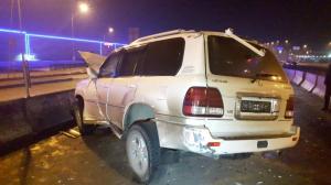 Lexus на полном ходу врезался в бетонную плиту в Алматы