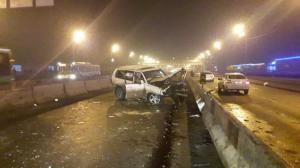 Lexus на полном ходу врезался в бетонную плиту в Алматы