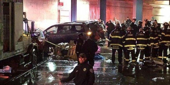 В Нью-Йорке автомобиль въехал в толпу пешеходов, есть погибший
