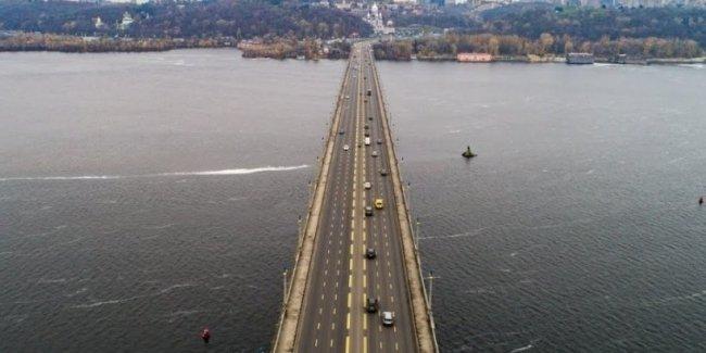 В Киеве на месяц ограничат движение на мосту Патона
