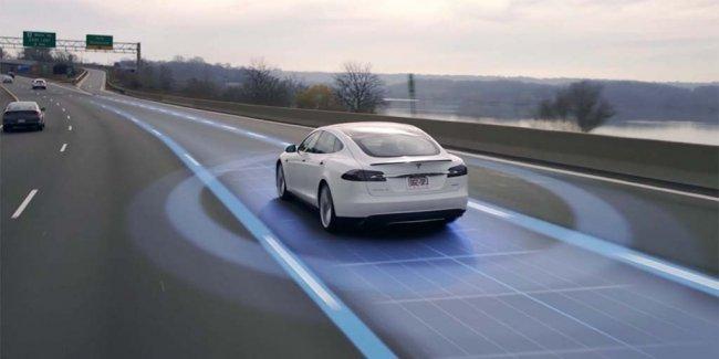 На видео показали, как работает автопилот Tesla